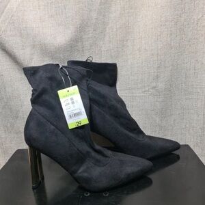 Chic Black Heeled Boots